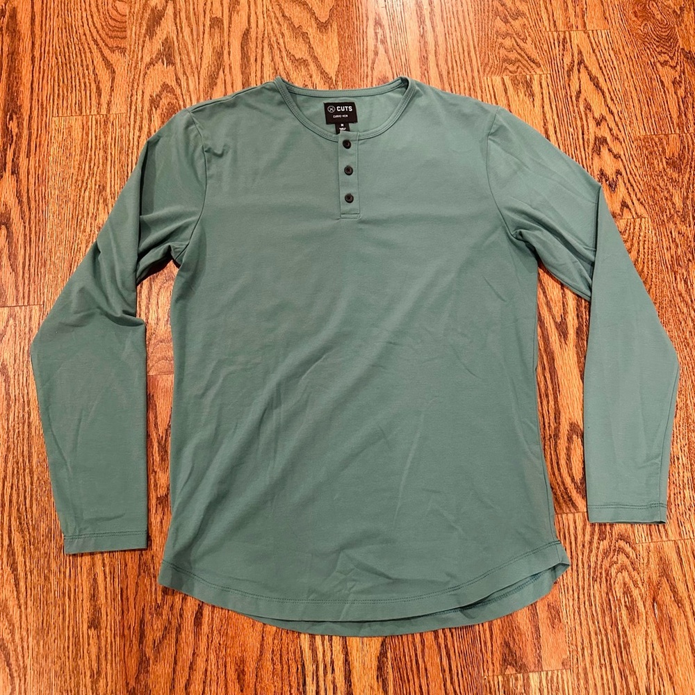 Cuts Clothing L/S Henley Curve-Hem - M - Spruce